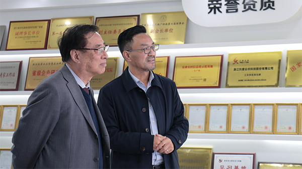 中國農(nóng)業(yè)科學(xué)院原院長、中國農(nóng)業(yè)國際合作促進(jìn)會名譽(yù)會長翟虎渠蒞臨托普云農(nóng)考察指導(dǎo)